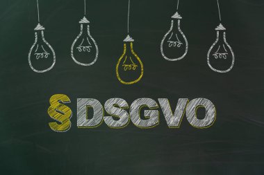 Alman tebeşir Gdpr sarı ve beyaz ampuller ile anlam yazma Dsgvo kirli yeşil tahta boyalı 