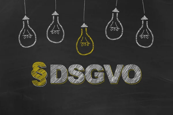 Alman tebeşir Gdpr sarı ve beyaz ampuller ile anlam yazma Dsgvo kirli siyah tahta boyalı 