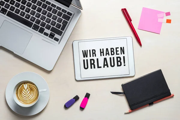 Wir Haben Urlaub Geschreven Het Duits Tablet Betekenis Gesloten Voor — Stockfoto