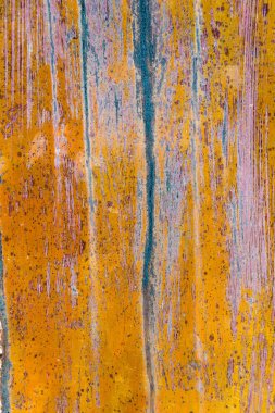 Renkli yıpranmış eski aşınmış dokulu duvar veya zemin sarı, mor ve mavi arka plan olarak closeup