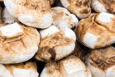 Fırından yeni çıkmış bütün loafs gıda şablon olarak pazarda satılan ekmek