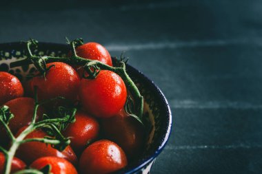 Gıda photograhpy siyah arka plan olarak portre sağlıklı canlı parlak kırmızı domates suyu ile damla