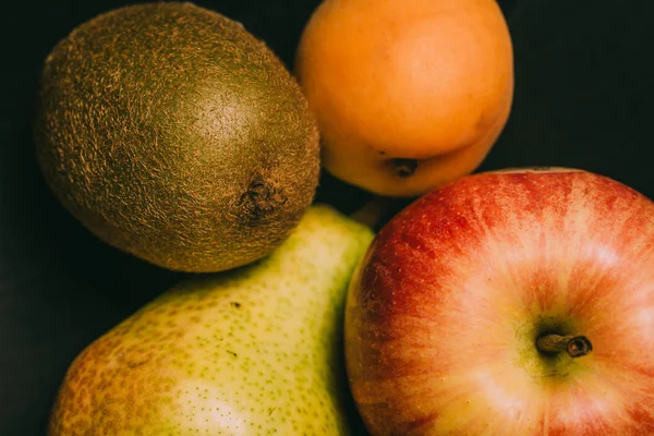 Pera Colorata Mela Kiwi Pesca Sdraiati Lavagna Nera Background Con — Foto Stock