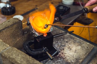 Erime ve pirinç metal bir meşale ile kalıplama goldsmith, çalışma evinde bir pota içinde el sanatları metal işi gerçekleştirmek için alev