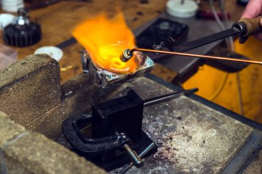 Pirinç metal bir meşale alev goldsmith yeri el sanatları metal işi gerçekleştirmek için çalışan, bir pota içinde ile erime