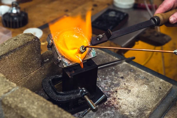 Erime ve pirinç metal bir meşale ile kalıplama goldsmith, çalışma evinde bir pota içinde el sanatları metal işi gerçekleştirmek için alev