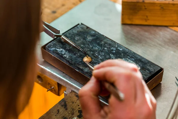 Goldsmith Trabalhando Soldando Uma Peça Jóias Inacabada Com Uma Chama — Fotografia de Stock