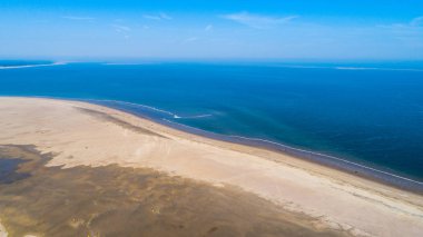 Plaj ve mavi denizde bir dron sahil üzerinden Hollanda'da zeeland alınan havadan görünümü