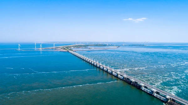 Yukarıdan bir dron ile çekilen Kuzey denizde Hollanda yel değirmenleri ile Oosterschelde sel bariyer