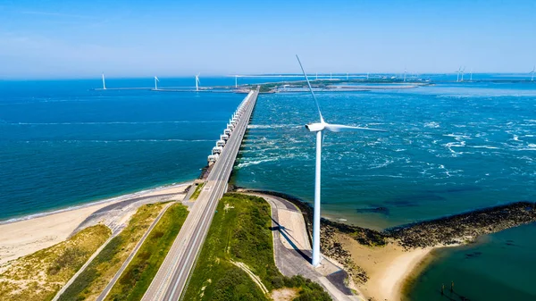 Yukarıdan bir dron ile çekilen Kuzey denizde Hollanda yel değirmenleri ile Oosterschelde sel bariyer