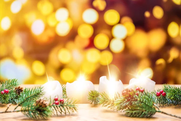 Τέσσερις Άναψε Κεριά Φώτα Bokeh Στο Παρασκήνιο Περιβάλλεται Από Χριστουγεννιάτικο — Φωτογραφία Αρχείου