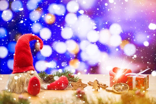 Elfo Natal Sentado Vermelho Neve Caindo Com Luzes Bokeh Fundo — Fotografia de Stock