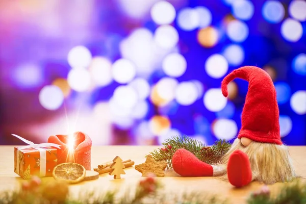 Κόκκινο Κάθεται Ξωτικό Των Χριστουγέννων Φώτα Bokeh Στο Παρασκήνιο Περιβάλλεται — Φωτογραφία Αρχείου