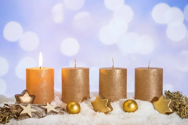 Quatro Velas Advento Dourado Com Primeira Vela Acesa Decoração Natal — Fotografia de Stock