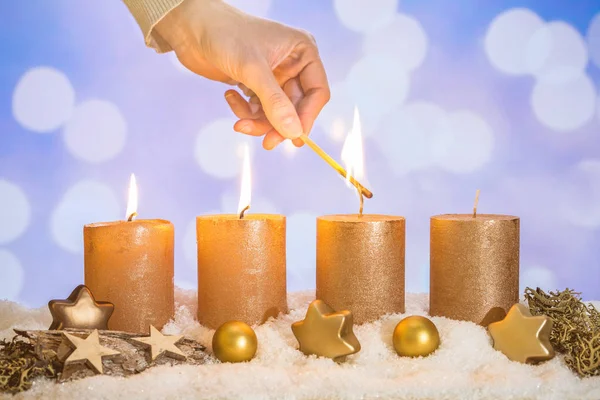 Τέσσερα Χρυσά Κεριά Τρία Κεριά Αναμμένα Χέρι Αγώνα Και Χριστουγεννιάτικη — Φωτογραφία Αρχείου