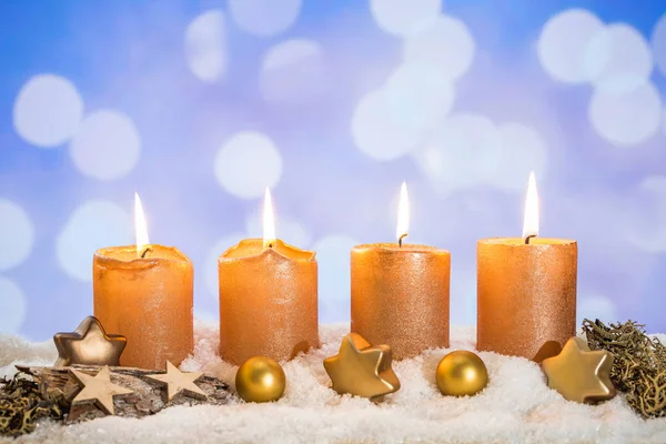 Quatro Velas Advento Dourado Com Quatro Velas Acesas Decoração Natal — Fotografia de Stock