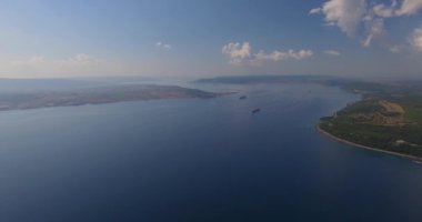 Çanakkale Boğazı Türkiye'de yer almaktadır ve Asya'dan Avrupa'ya ayırır
