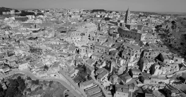 意大利的马泰拉镇 在大教堂的卡拉胶科建筑被称为 Sassi 在意大利南部 黑白版本 — 图库视频影像