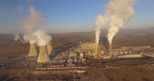 Luchtfoto Van Kolen Gestookte Elektriciteitscentrale Koeling Toren Met Stoom Stijgen — Stockvideo