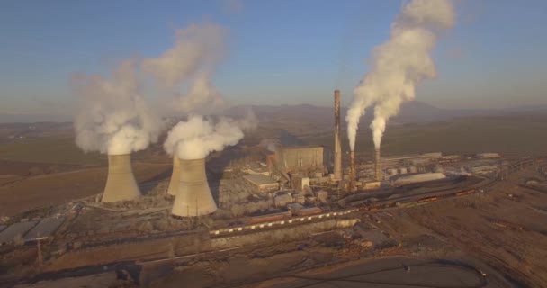 Luchtfoto Van Kolen Gestookte Elektriciteitscentrale Koeling Toren Met Stoom Stijgen — Stockvideo