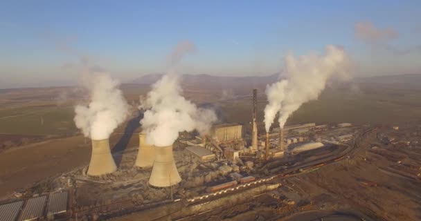Luftaufnahme Des Kohlekraftwerks Und Seines Kühlturms Aus Dem Dampf Aufsteigt — Stockvideo