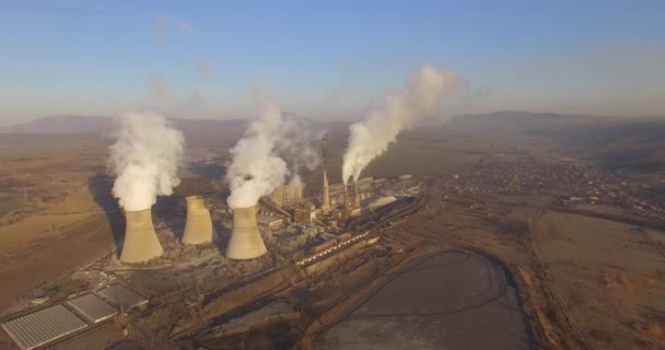 Luchtfoto Van Kolen Gestookte Elektriciteitscentrale Koeling Toren Met Stoom Stijgen — Stockvideo