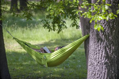 Hamakta kitap okuyan adam.