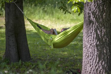 Hamakta kitap okuyan adam.