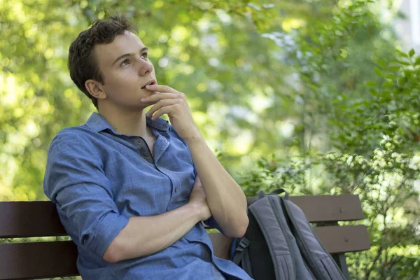 genç adam düşleyerek