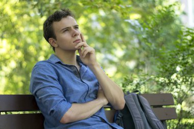 genç adam düşleyerek