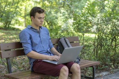 genç adam bir dizüstü bilgisayar ile