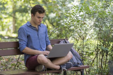 genç adam bir dizüstü bilgisayar ile