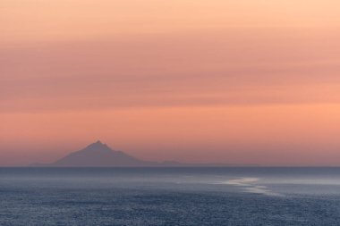 Günbatımında Athos Dağı 'nın silueti ve Yunanistan' da deniz manzarası
