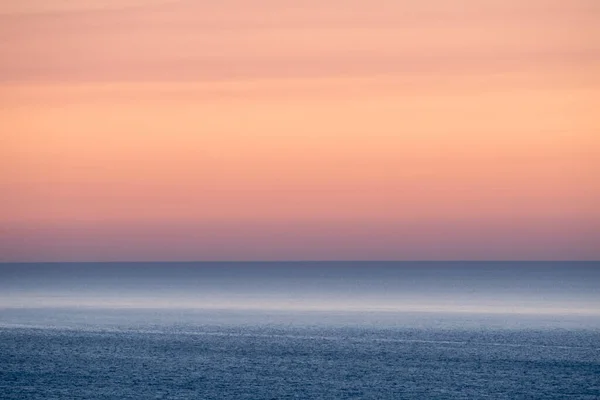 パステル調の色合いで素敵な夕日の海 平和と穏やかな屋外旅行の背景 — ストック写真
