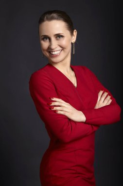 Stüdyo çekim Genç kadının beyaz gülümseme ve silah siyah arka plan üzerine çarpı işareti.