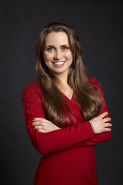 Uzun saçlı, beyaz genç gülümseyen kadın portresi Studio gülümse, yeşil gözleri ve silah siyah arka plan üzerine çarpı işareti.