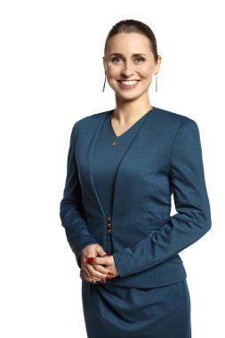 Turkuaz elbiseli, beyaz arka plan üzerinde izole neşeli zarif işkadını portresi.