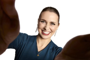 Selfie alarak genç çekici kadın Close-up. İzole beyaz arka plan.