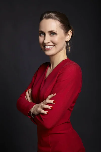 Retrato Mulher Bonita Vestido Vermelho Com Sorriso Branco Braços Cruzados — Fotografia de Stock