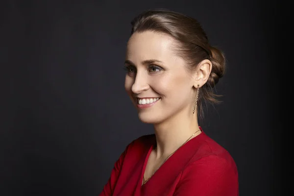 Estúdio Retrato Jovem Mulher Sorridente Com Sorriso Branco Olhos Verdes — Fotografia de Stock