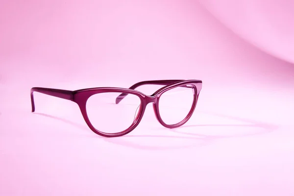 Werbestudio Aufnahme Einer Rosafarbenen Brille Mit Langem Schatten Auf Rosa — Stockfoto