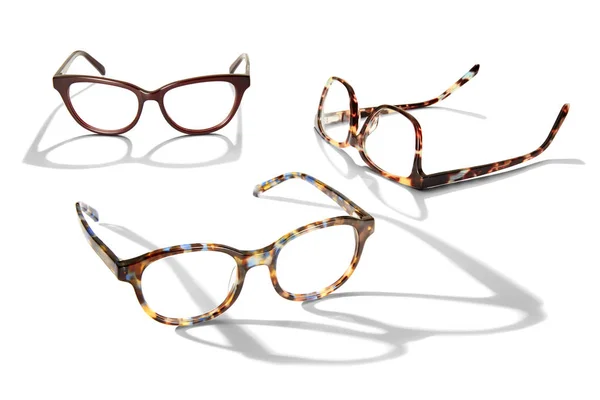 Studiofoto Von Drei Brillenpaaren Mit Langem Schatten Isoliert Auf Weißem — Stockfoto