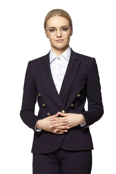 Mooie blonde vrouw in Business outfit stands met gevouwen handen Stockfoto