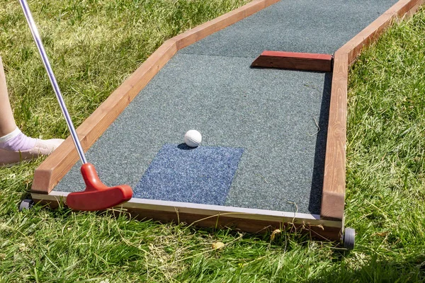 Fechar-se do jogador jogar mini golfe — Fotografia de Stock