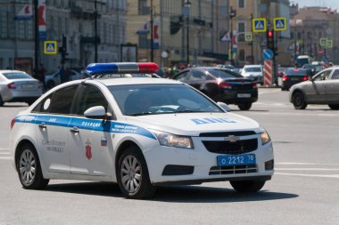 St. Petersburg, Rusya Federasyonu - 25 Haziran 2017: St. Petersburg'da trafik polis devriye araçların trafik. St Petersburg sokaklarda birçok polis görevli memurlar