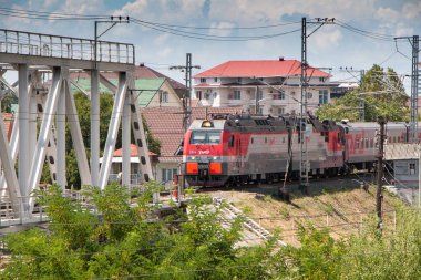 Lazarevsky, Rusya Federasyonu - Juli 30 2017: yolcu treni sahil çalışır. Rusya, demiryolu iletişim geliştirilmiştir