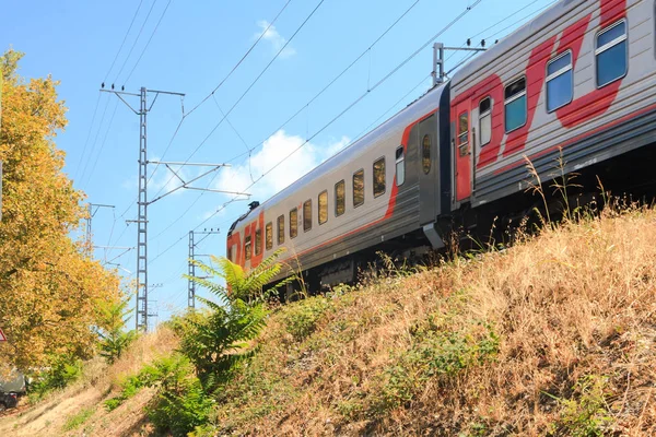 Lazarevsky Oroszország 2017 Juli Személyszállító Vonat Fut Tengerpart Mentén Oroszországban — Stock Fotó