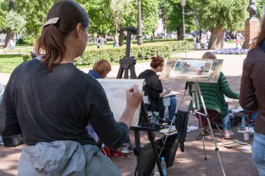 St. Petersburg, Rusya Federasyonu - 25 Haziran 2017: sanatçı şehir doğadan çizer. Rusya, birçok kişi resmini sever misiniz