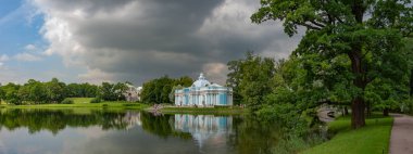 Pushkin, Rusya - Juli 11 2018: bulutlu yaz günü Puşkin. Banliyöde St. Petersburg parklar çok güzel Güz.