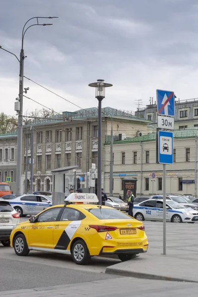 Москва Россия Май 2018 Автомобиль Такси Яндекс Городской Улице Служба — стоковое фото